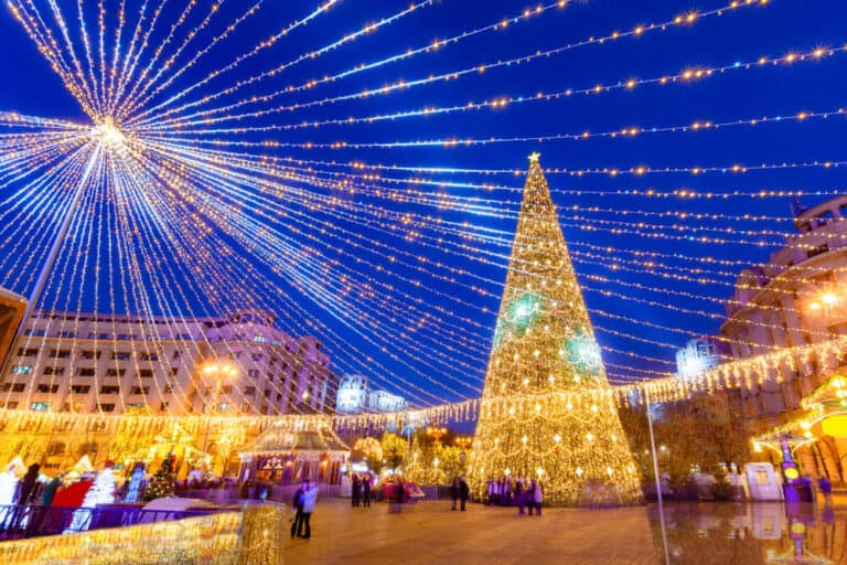 עץ אשוח כריסמס בוקרשט - Revolution Square of Bucharest in Romania