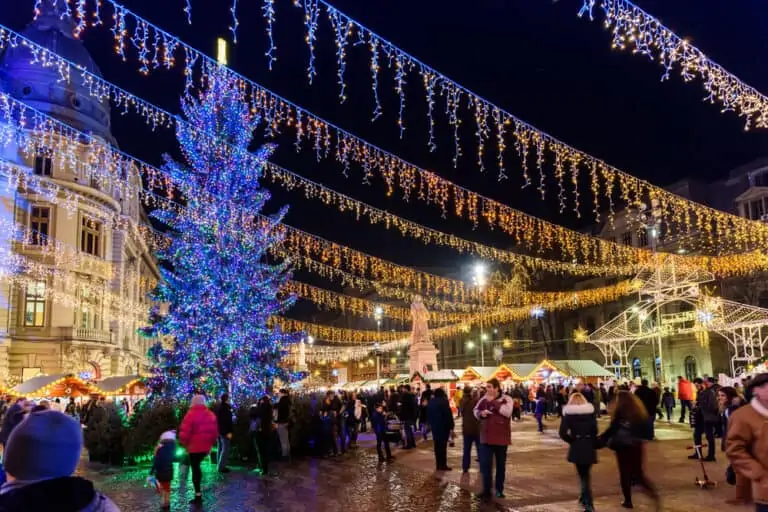 שוק חג המולד בוקרשט - The Christmas Market Downtown Bucharest City At Night In The University Square.