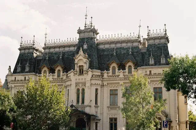 בוקרשט, בירת רומניה, היא עיר תוססת ומרתקת עם היסטוריה עשירה