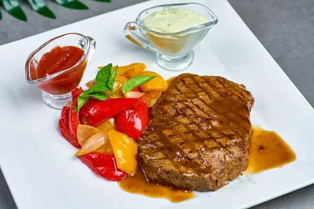 Red Angus Steakhouse: סטייקים איכותיים ושירות מעולה